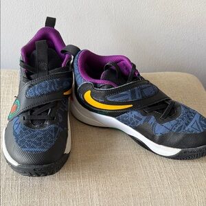 Nike Kids Team Hustle D11 size 1Y